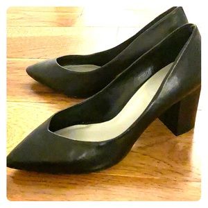 Gorgeous, stylish 1.state black pumps.